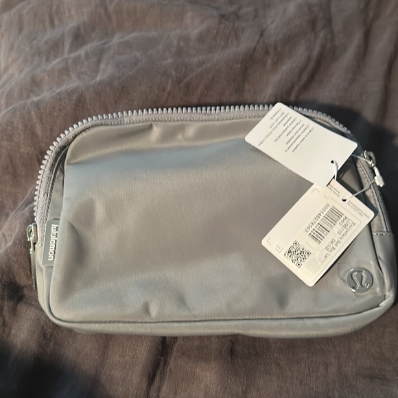 Lululemon Everywhere Belt Bag Large 2L- Rhino Grey - Picture 8 of 8